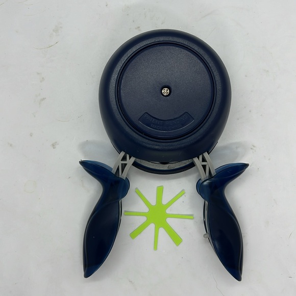 Fiskars Easy Squeeze Paper Punch Cutter Scrapbooking Crafting Star Flower Shape - Picture 2 of 4